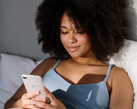 product_credit-cards_balance-transfer_half_girlphone_480x382